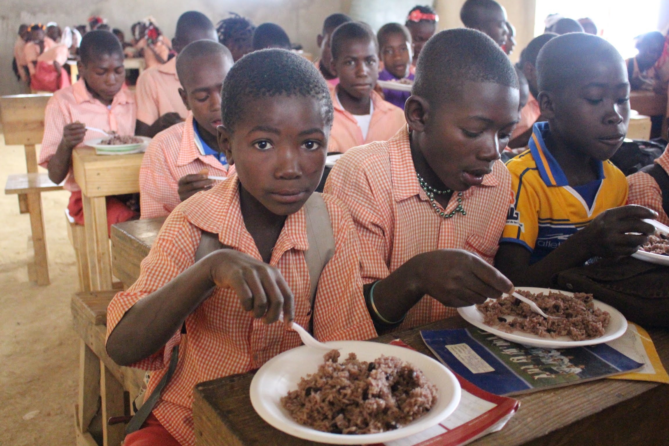 School kids eating